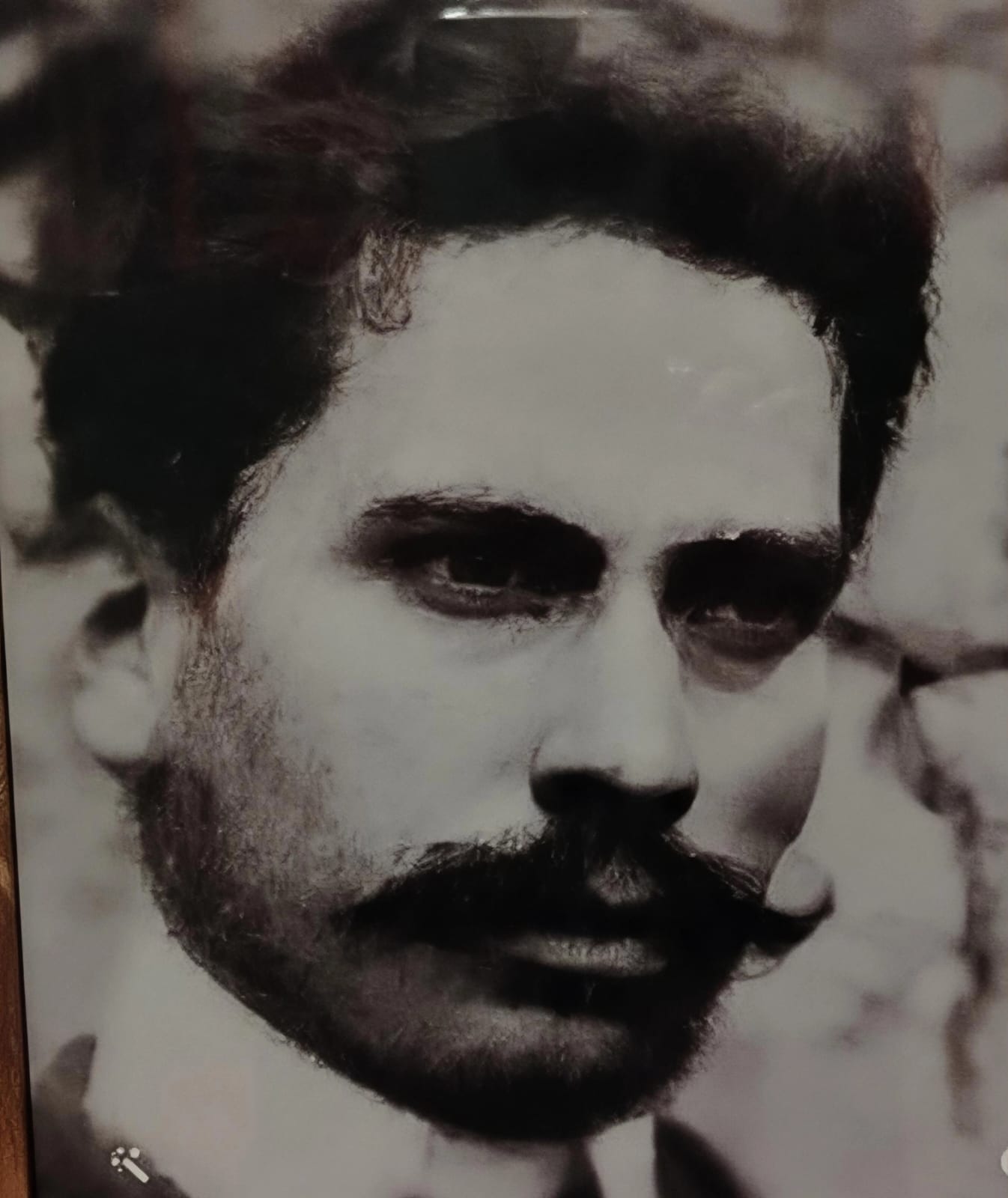 Retrato en blanco y negro de Arbelio Clavijo Losa, joven, de bigote y cabello oscuro